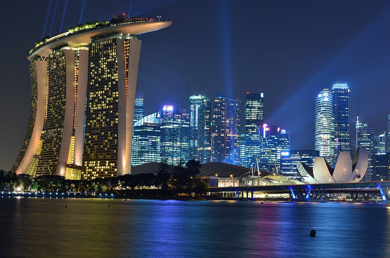 Marina Bay Sands and the Singapore skyline lit up at night